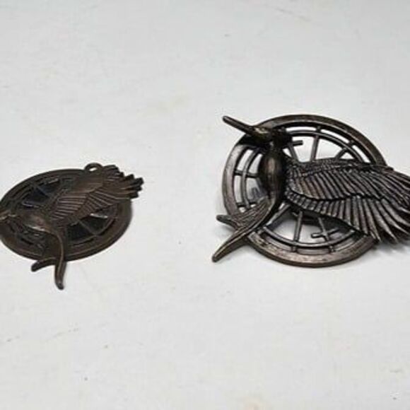 Lionsgate Entertainment 2013 Mocking Jay Pendant (no chain) and Brooch Pin Set - Picture 1 of 5